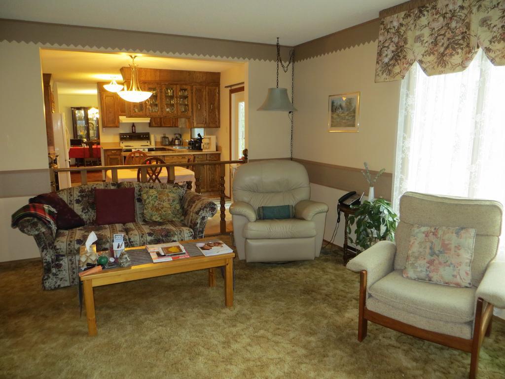 Wild Rose Bed & Breakfast Саскатун Экстерьер фото